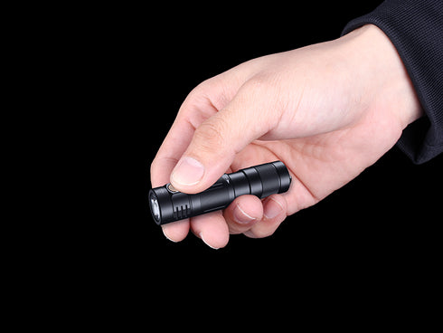 Fenix E09R邊充邊用超亮隨身電筒